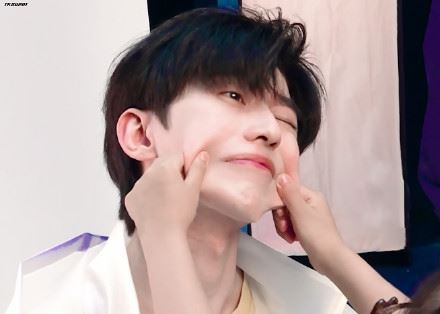 《奔跑吧》蔡徐坤被小女孩捏脸表情可爱！粉丝：放开那男人！