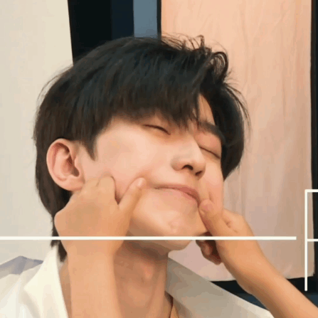 《奔跑吧》蔡徐坤被小女孩捏脸表情可爱！粉丝：放开那男人！