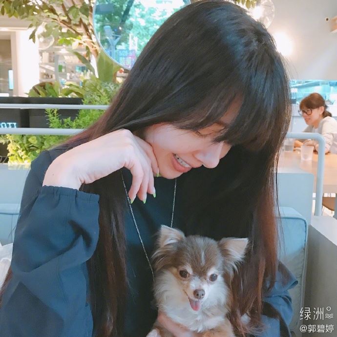 郭碧婷曝怀孕后大晒近照，面色红润温柔微笑超美！