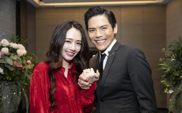 郭碧婷素颜现身宠物医院，穿宽松长裙挺着大肚子孕味十足！