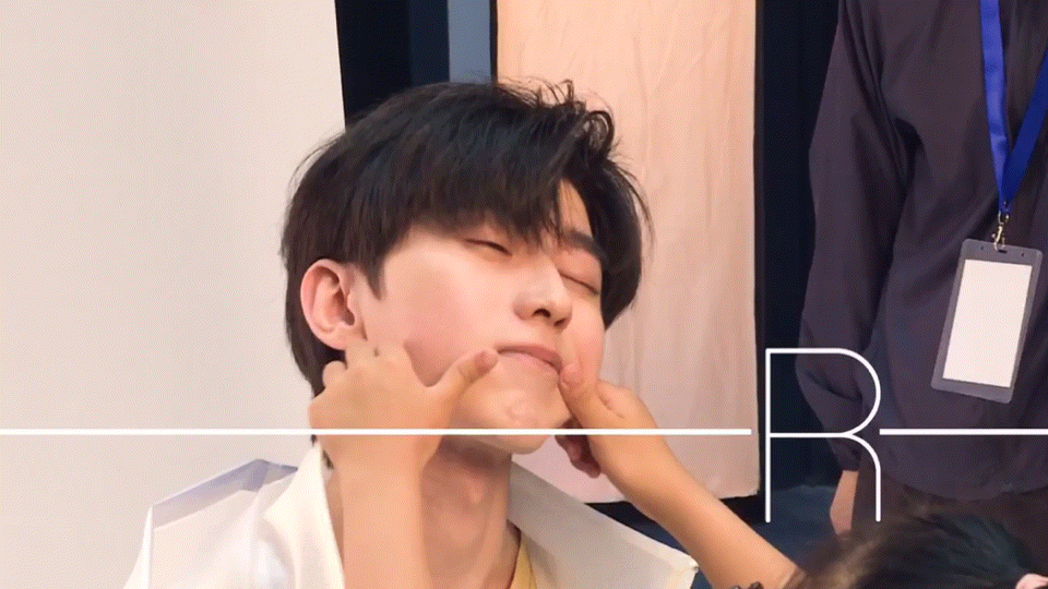 《奔跑吧》蔡徐坤被小女孩捏脸表情可爱！粉丝：放开那男人！