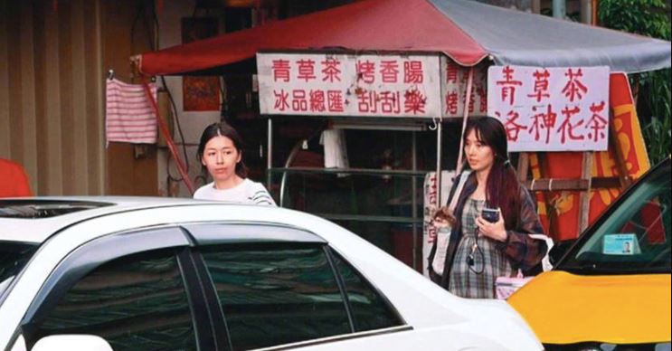 郭碧婷素颜现身宠物医院，穿宽松长裙挺着大肚子孕味十足！