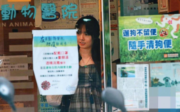 郭碧婷素颜现身宠物医院，穿宽松长裙挺着大肚子孕味十足！