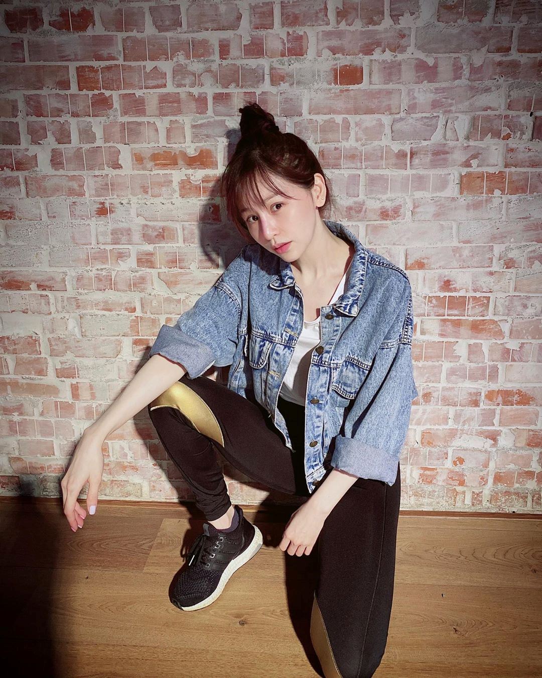 王心凌晒运动后素颜照，丸子头少女感十足！