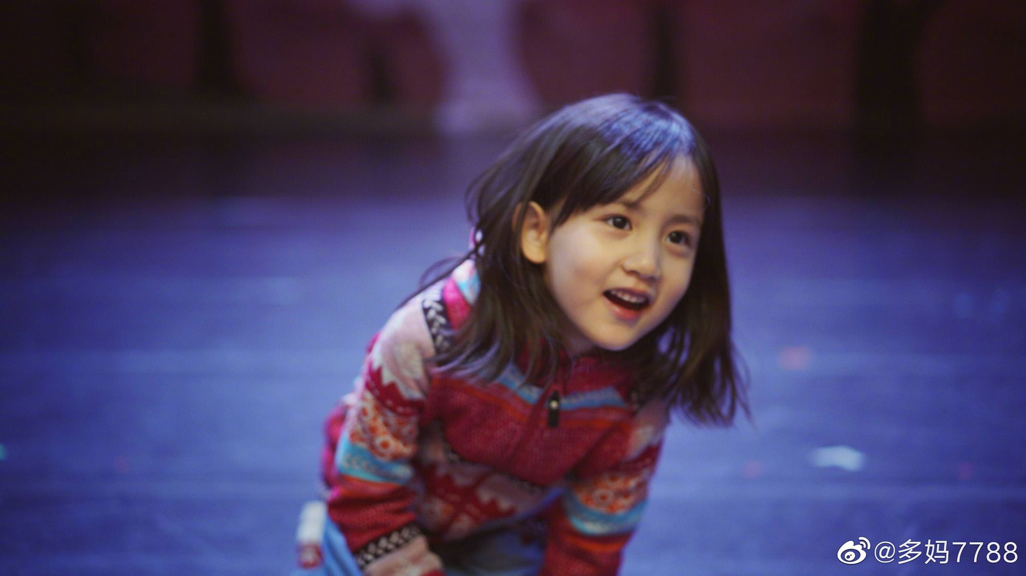 多多与妹妹一同弹钢琴，网民：6岁妹妹颜值超高！父母的基因强大！