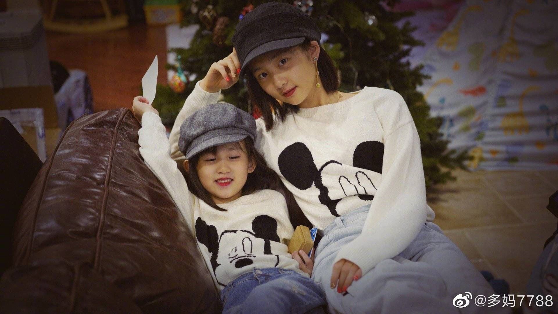 多多与妹妹一同弹钢琴，网民：6岁妹妹颜值超高！父母的基因强大！