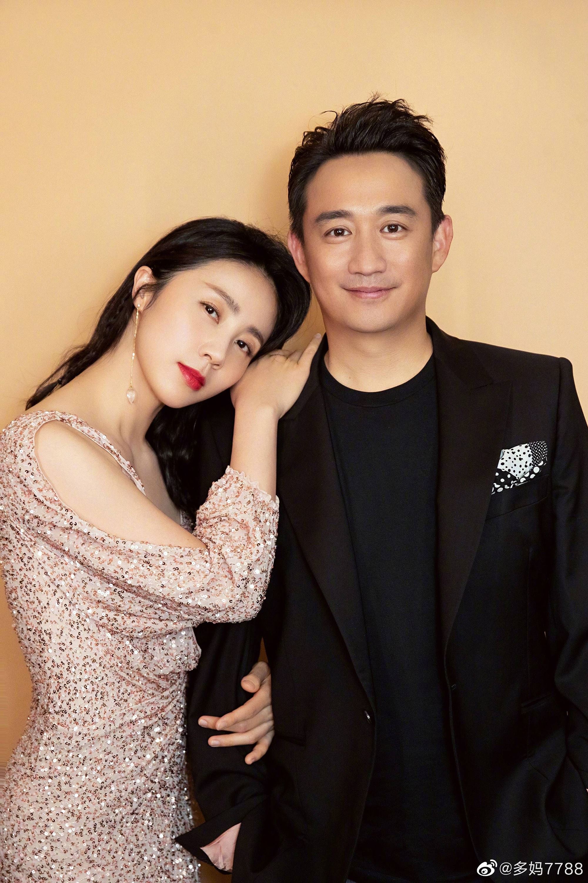 多多与妹妹一同弹钢琴，网民：6岁妹妹颜值超高！父母的基因强大！