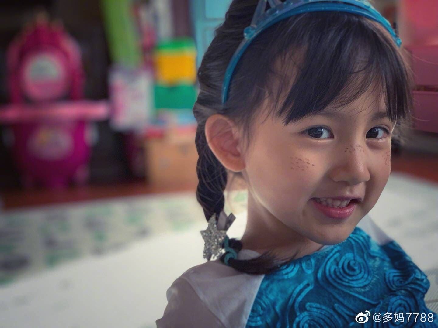 多多与妹妹一同弹钢琴，网民：6岁妹妹颜值超高！父母的基因强大！