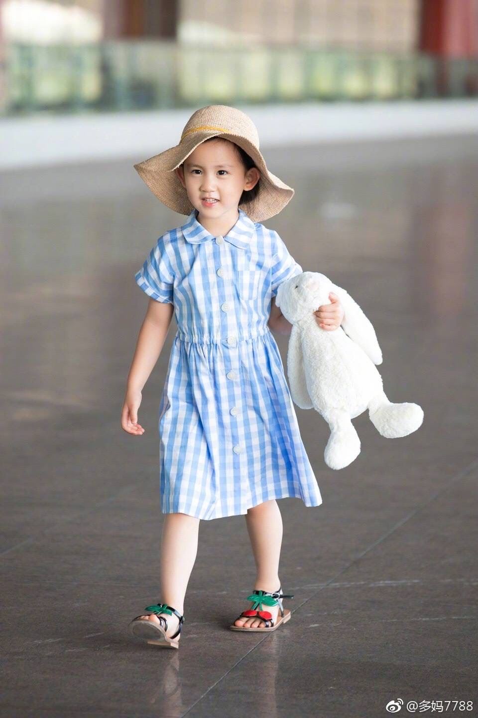 多多与妹妹一同弹钢琴，网民：6岁妹妹颜值超高！父母的基因强大！