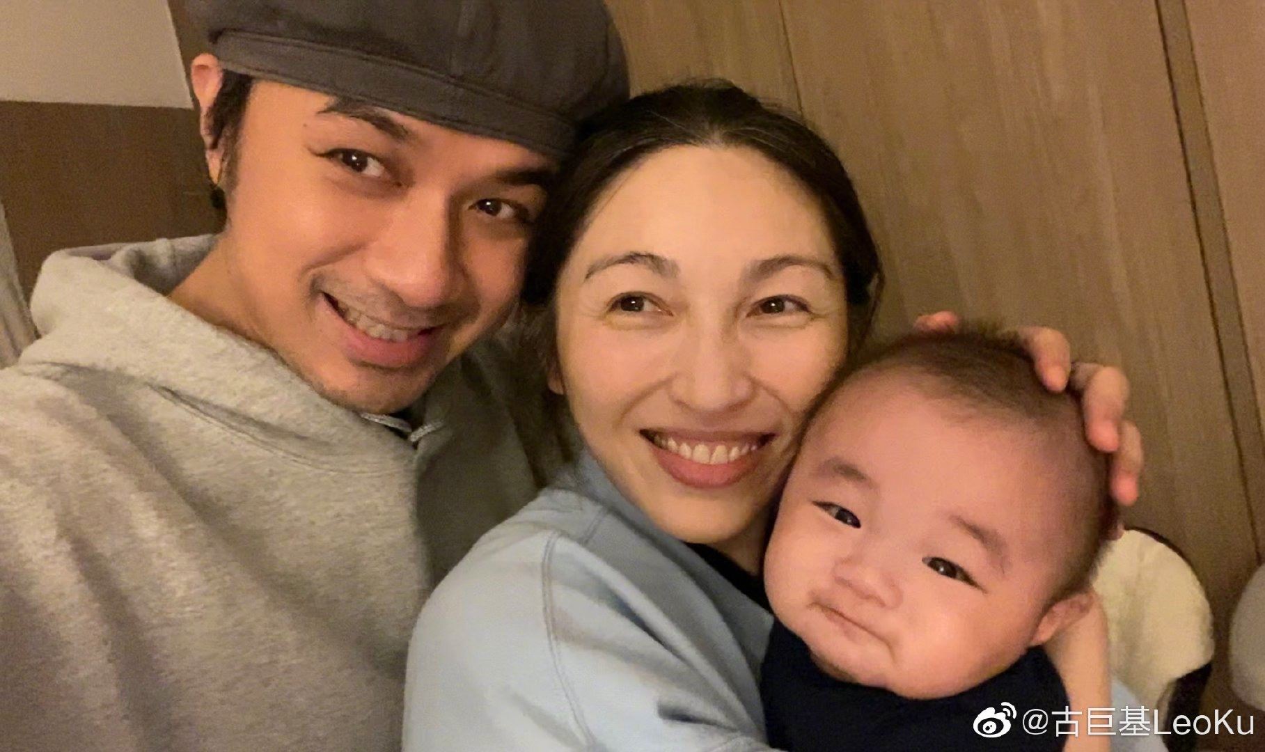 古巨基晒一家三口合照，感叹：成为了父亲，更知道母亲的伟大！