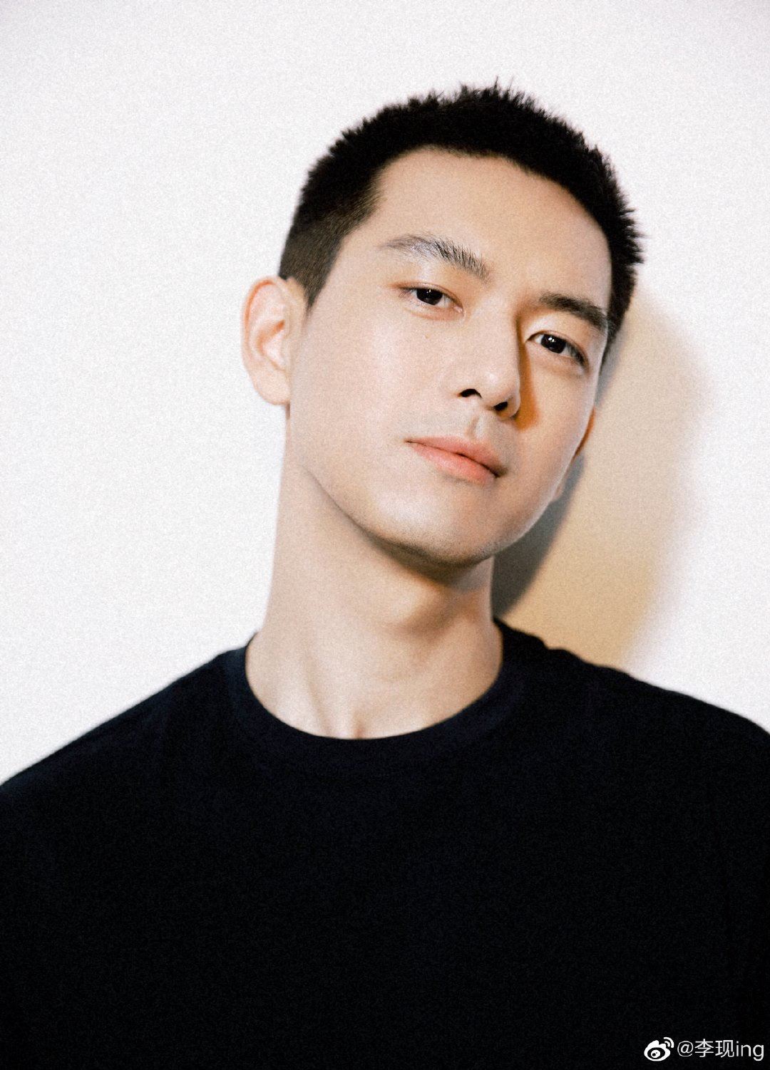 劲帅!乘风破浪后的李现去剪了个寸头!好友调侃:说好的光头呢?