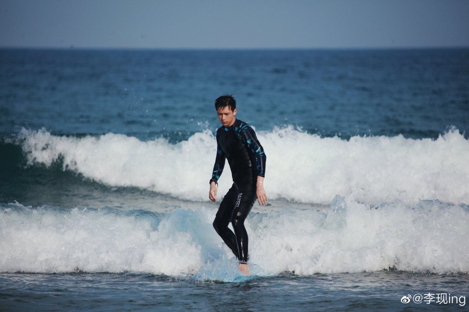 劲帅!乘风破浪后的李现去剪了个寸头!好友调侃:说好的光头呢?