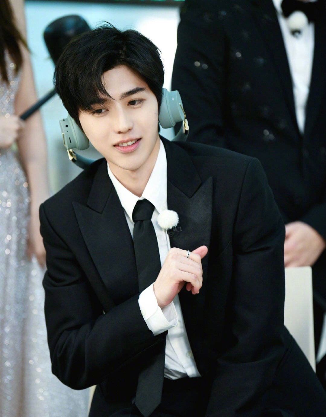 《奔跑吧》蔡徐坤被小女孩捏脸表情可爱！粉丝：放开那男人！