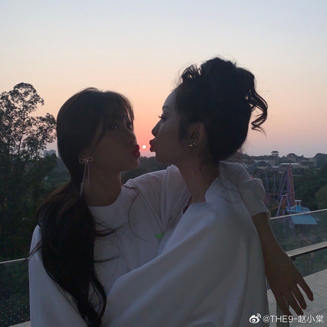 the 9赵小棠晒团员合照,却遭喻言吐槽:「你当我和老谢是吃素的吗?」