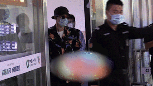 李现再次发怒，向代拍喊话：给我点自由好不好！离我远点