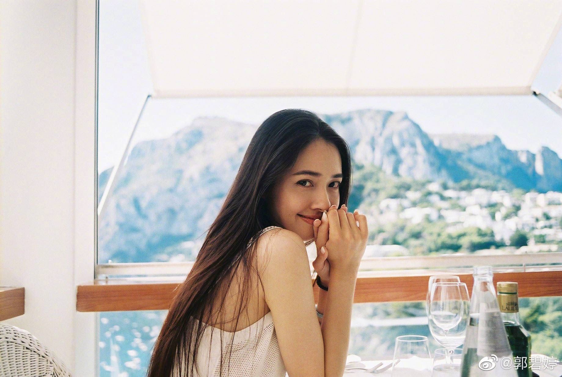 郭碧婷素颜现身宠物医院，穿宽松长裙挺着大肚子孕味十足！