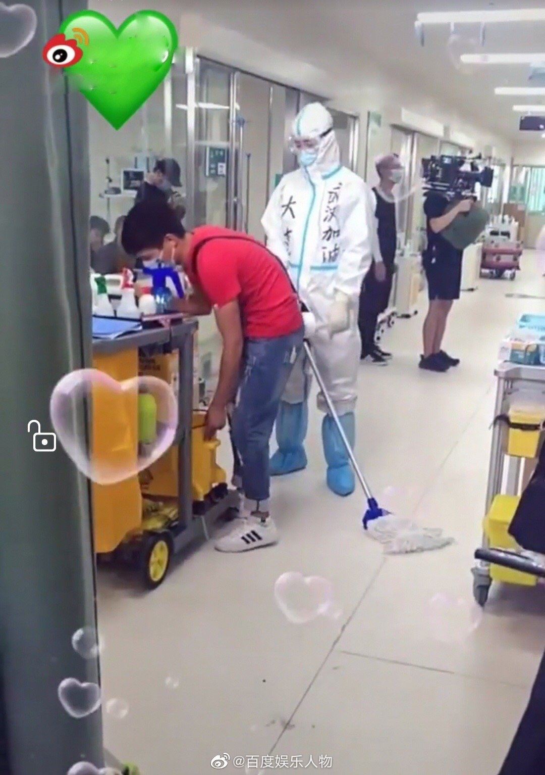 邓伦新剧《在一起》造型曝光！穿防护服还素颜上阵！