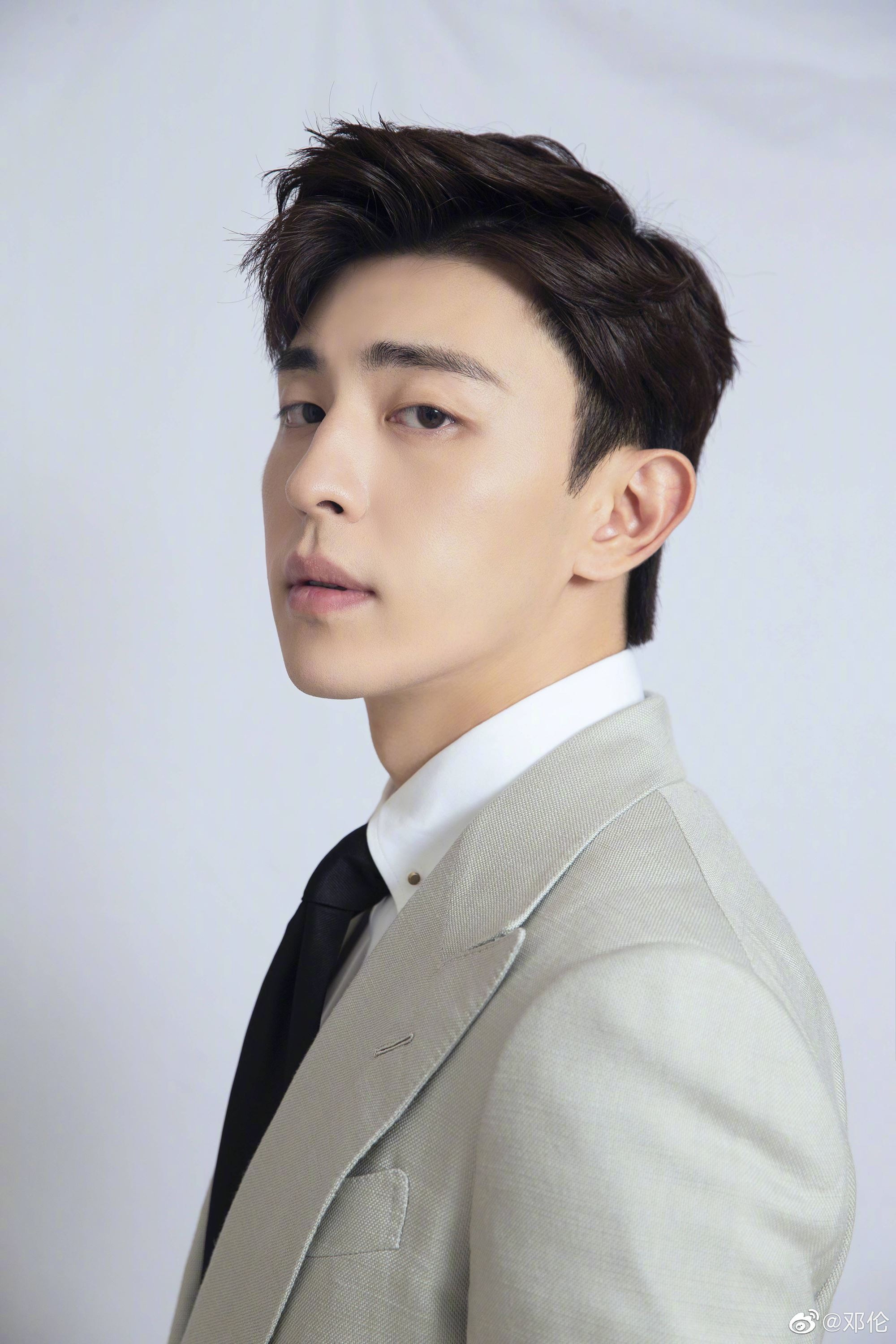 邓伦新剧《在一起》造型曝光！穿防护服还素颜上阵！