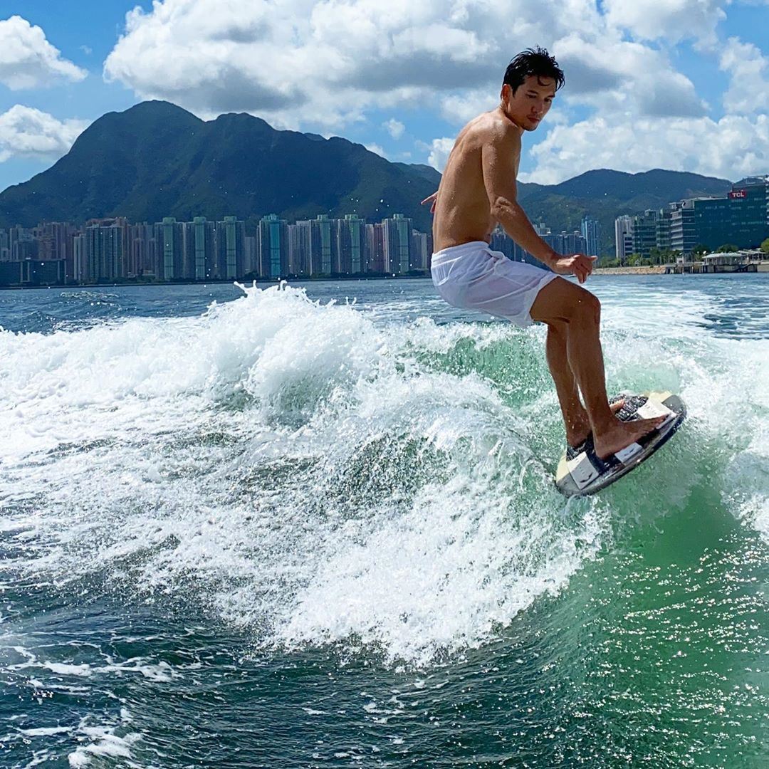 劲有型！关智斌冲浪大晒完美身材！腹肌浮现好fit啊！