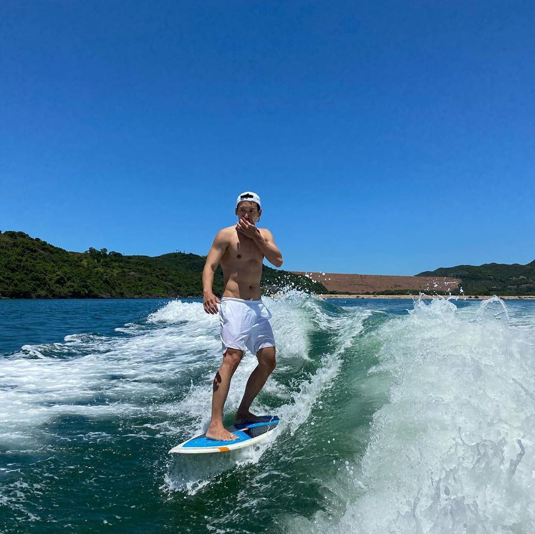 劲有型！关智斌冲浪大晒完美身材！腹肌浮现好fit啊！