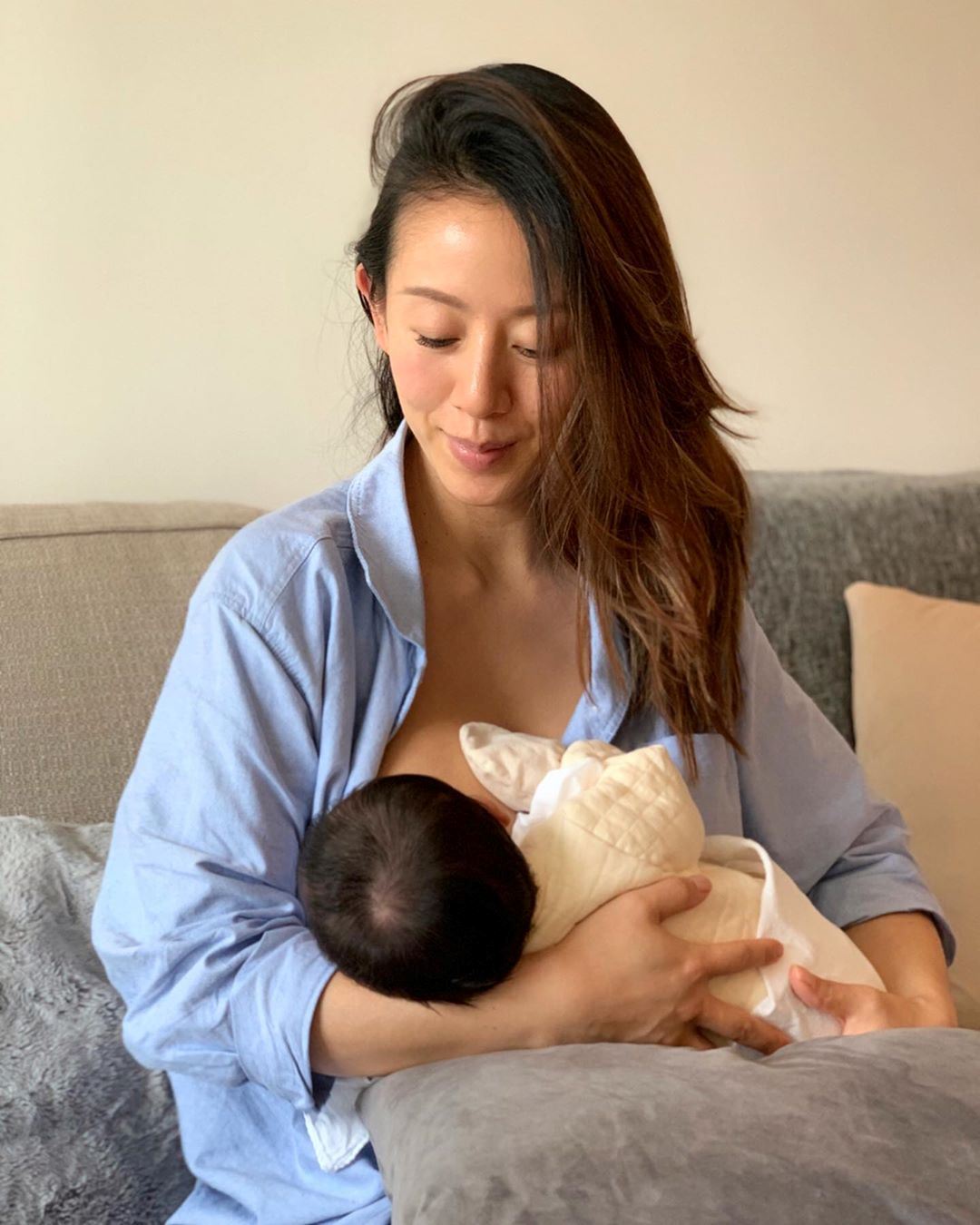 梁靖琪第一次当妈庆祝母亲节：等了这角色很久了！