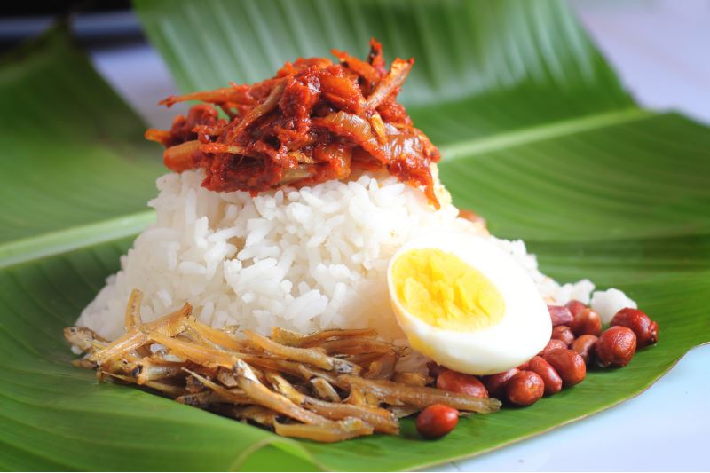 this englishman may love nasi lemak more than us!