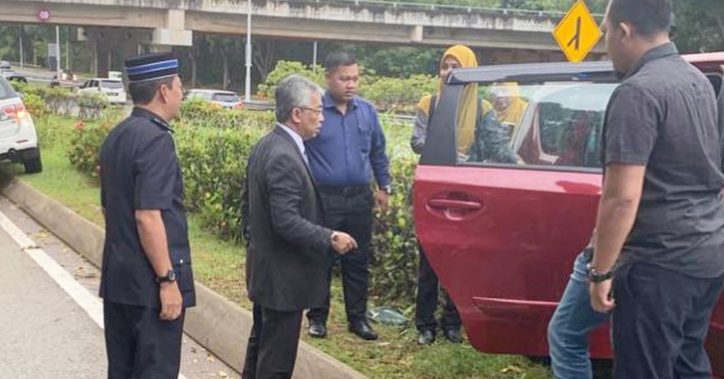 yang di-pertuan agong stops by the road to help accident victim