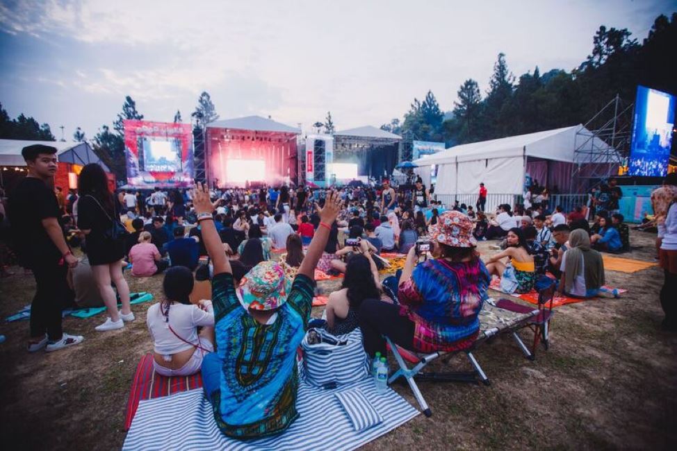 malaysians are flooding twitter with good vibes festival memes because of the flash floods in genting