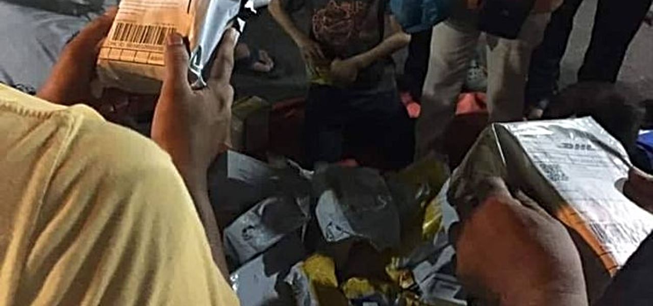 unclaimed dhl parcels were lelong-ed for rm15 each at a ramadan bazaar