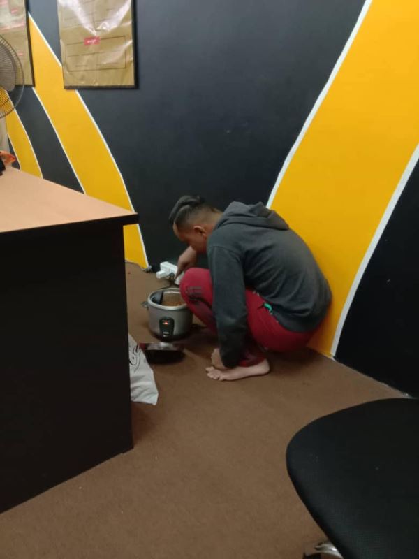 this boy makan nasi je so his mum can beli baju