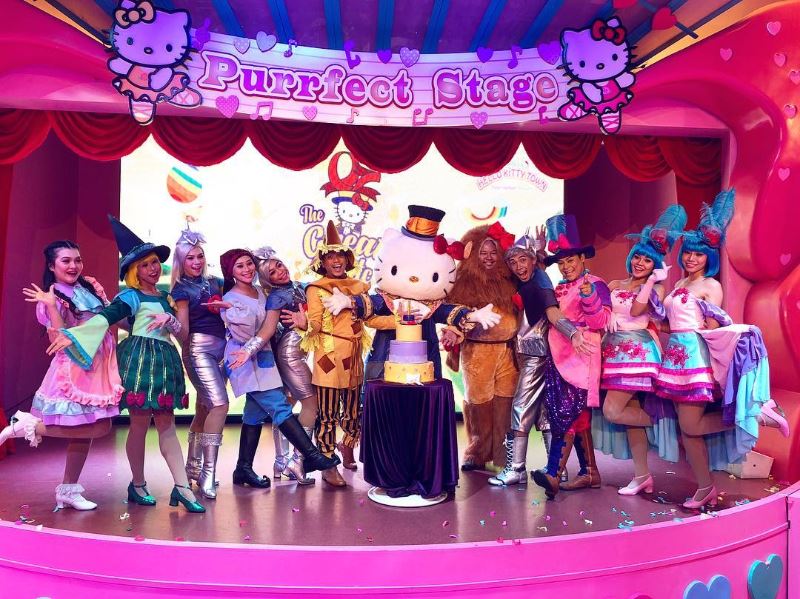 hello kitty says bye