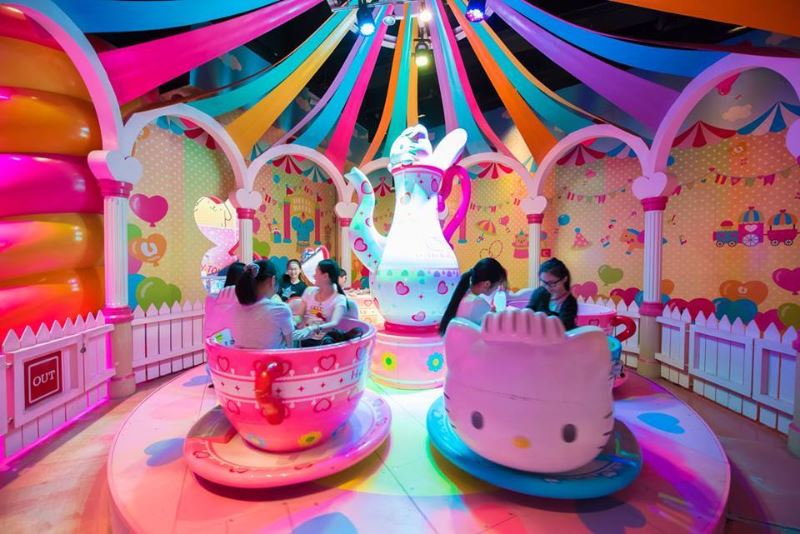 hello kitty says bye