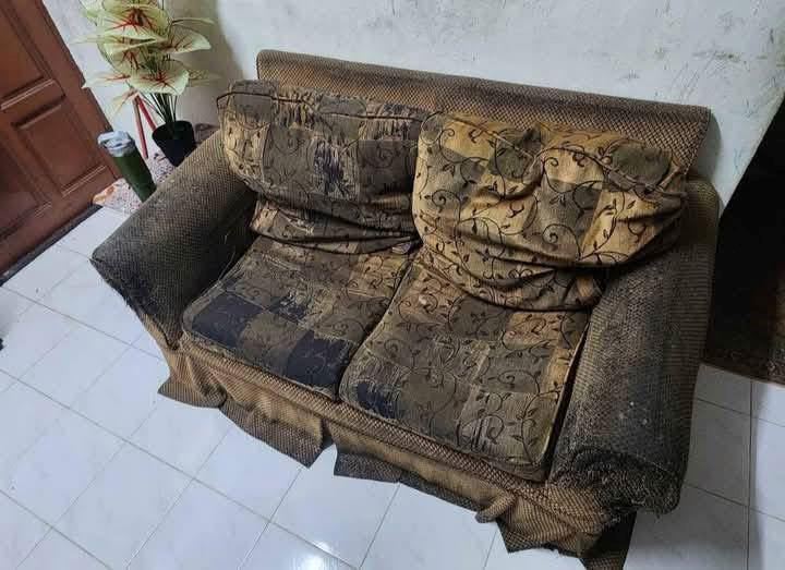 netizens roast rm288 sofa listing after spotting its worn-out condition, not even for free!