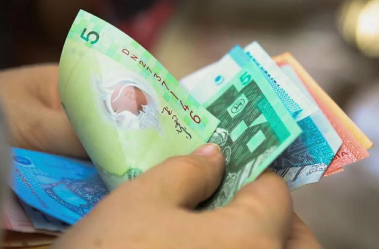 customer leaves 1-star review after cafe refuses cash, malaysians share mixed reactions