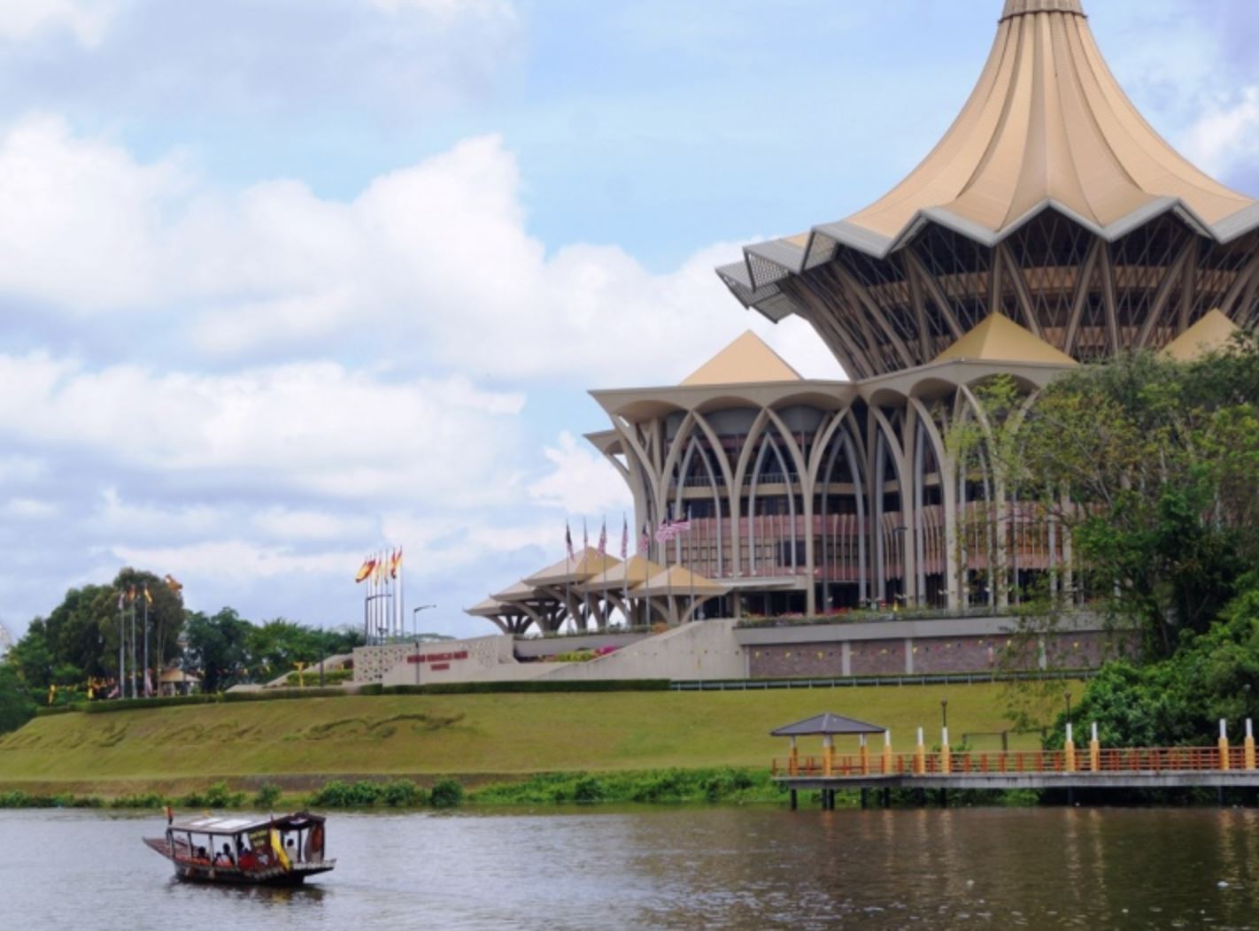 sarawak govt evaluates grab’s plan for modern electric river crossings using sampans