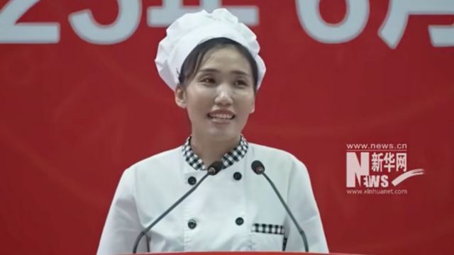 Canteen Aunty’s Heartfelt Graduation Speech Leaves Students in Tears at Chinese University