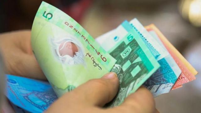 Customer Leaves 1-Star Review After Cafe Refuses Cash, Malaysians Share Mixed Reactions