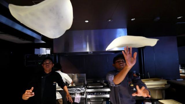 Viral in Japan! Roti Canai Sold at RM50 Each, Long Queues and RM75,000 a Day