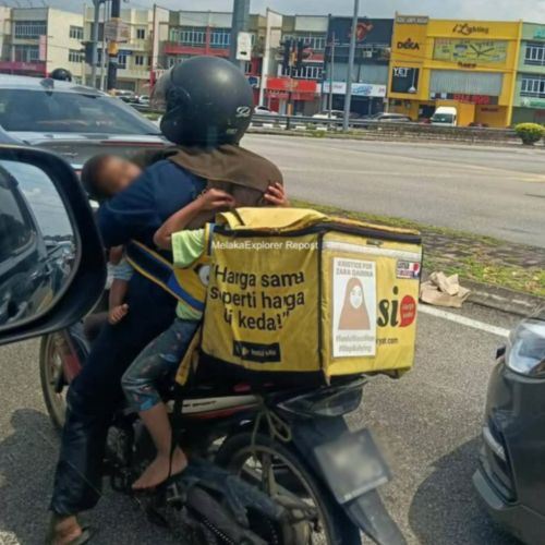 Viral Photo of Melaka Mum Delivering Food with Her Three Children Sparks Conversation Online