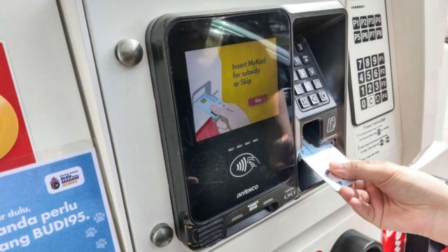 M’sian Woman Mistakenly Thought BUDI95 Offered Free Petrol, Argues With Cashier After Being Asked to Pay