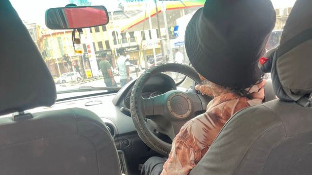 Generous E-Hailing Driver Helps Sick Malaysian Woman, Buys Breakfast and Offers Money