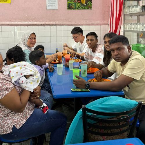 “This is Malaysia!” Penang Family with Malay, Chinese and Indian Members Wins Hearts Online