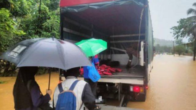 Kelantan Floods Stranded SPM Students, Firefighters Step In to Help Them Sit for Exam!