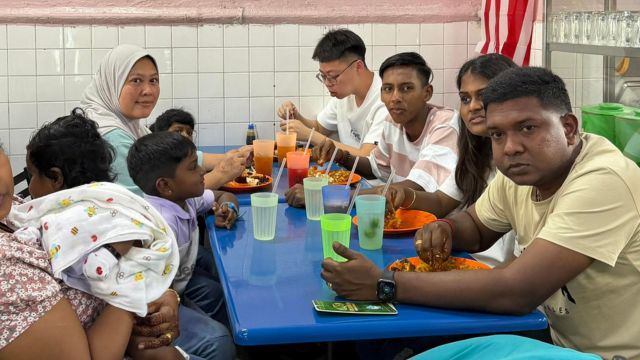 “This is Malaysia!” Penang Family with Malay, Chinese and Indian Members Wins Hearts Online