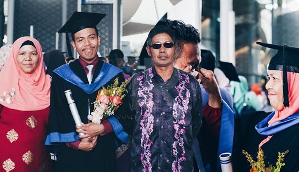 ‘abang nak bunga ke? mak dah tanya, tapi rm100, mak tak mampu bang…’ aku sebak…