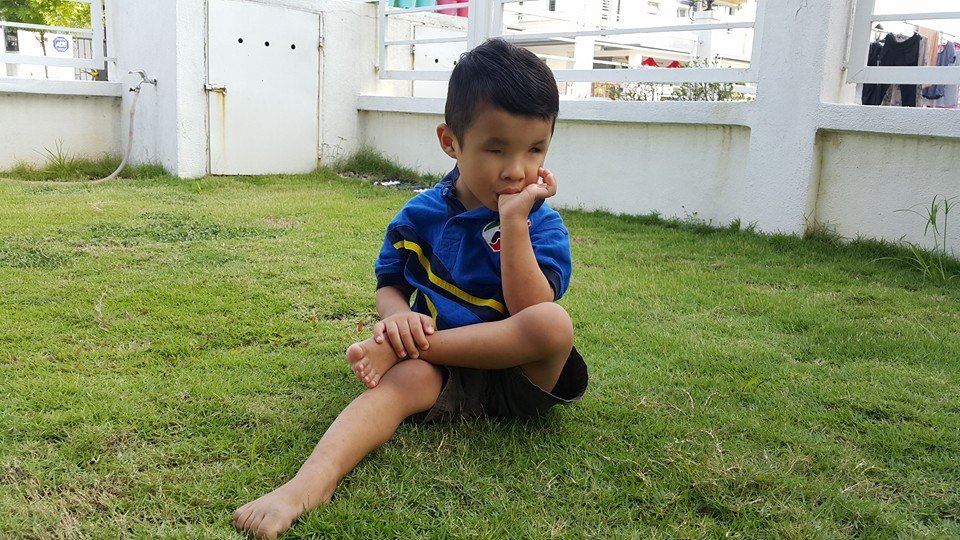 mata kanan tiada bebola mata, mata kiri berwarna putih, anak kecil 3 tahun ini sudah hafal surah yasin