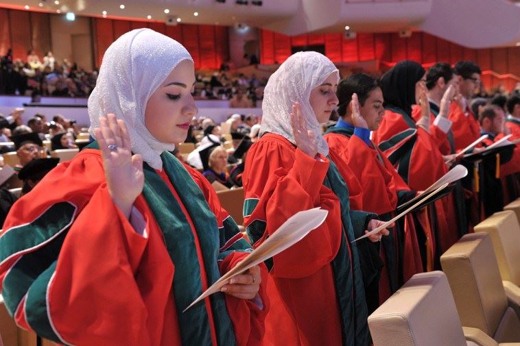 wanita bertudung ini menjadi doktor termuda di dunia. terbaik!