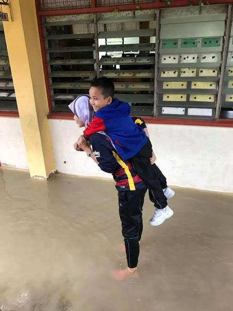 guru ini kendong anak muridnya seorang demi seorang