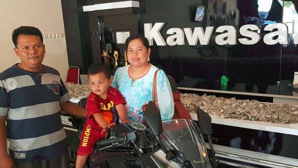 pasangan ini beli motosikal berkuasa tinggi menggunakan duit syiling