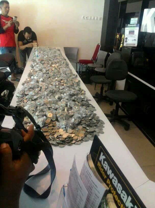 pasangan ini beli motosikal berkuasa tinggi menggunakan duit syiling